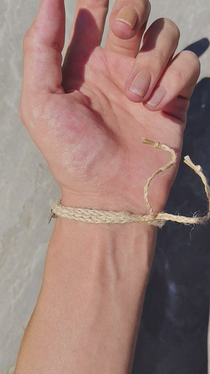 Armband aus Seide & Hanf mit Perlen & Bergkristall