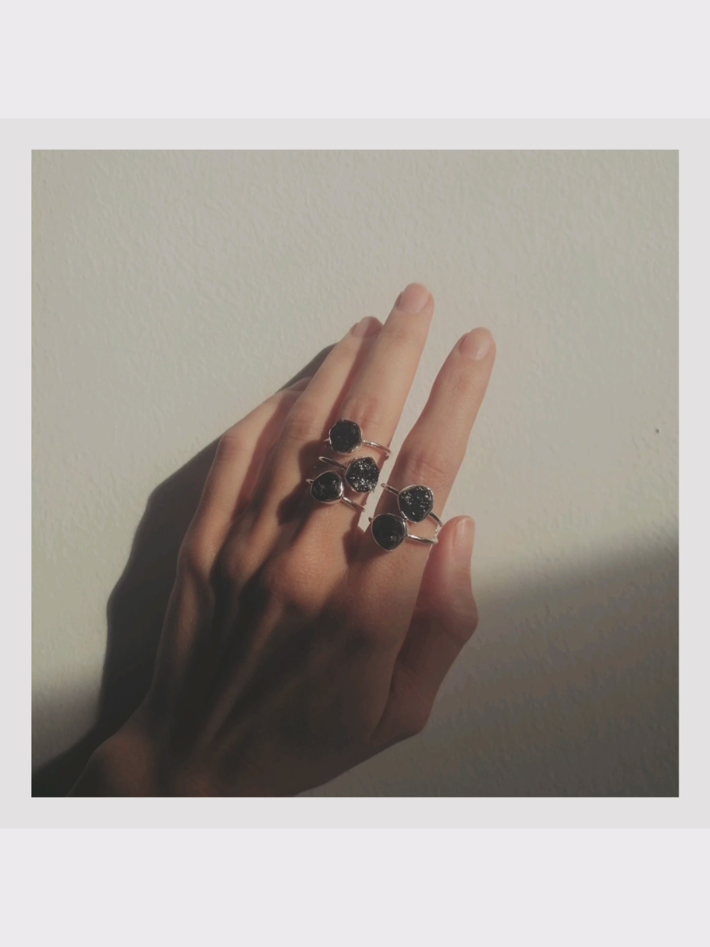 Video laden: 5 Ringe mit schwarzem Turmalin auf zwei Fingern präsentiert.