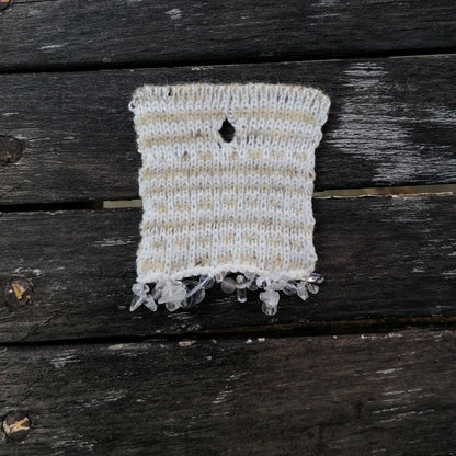 Gestricktes Hemd-Accessorie mit Edelsteinen verziert