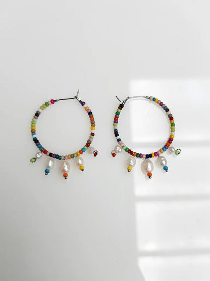 Bunte Barock-Perlen Creolen | Statement Ohrringe in Regenbogenfarben