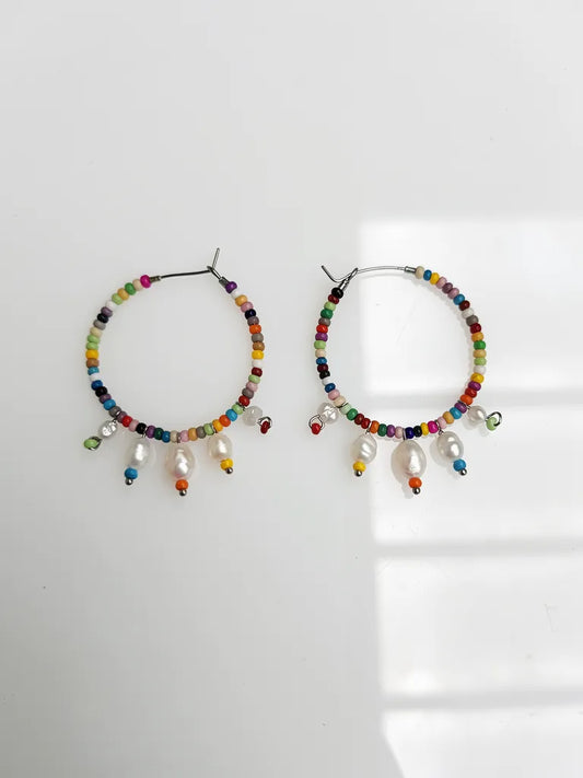 Bunte Barock-Perlen Creolen | Statement Ohrringe in Regenbogenfarben