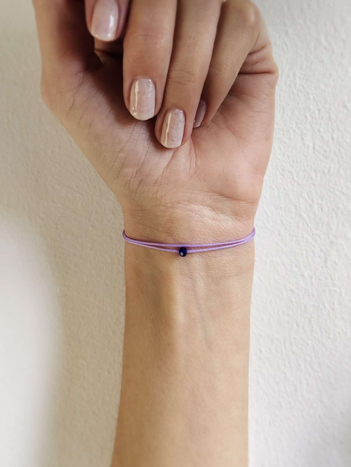 Verstellbarer Verschluss und facettierte Glaskugel des Lapislazuli Armbands