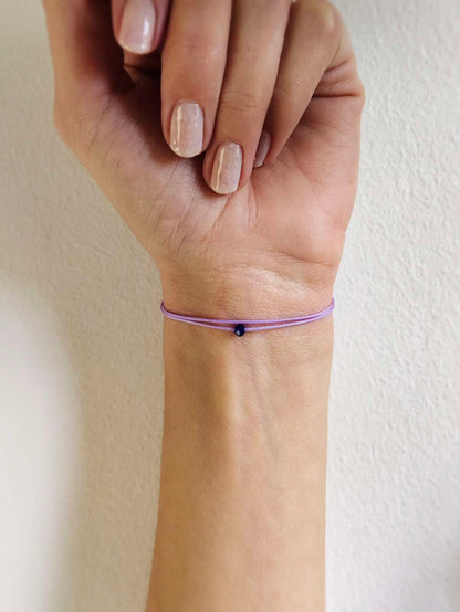 Verstellbarer Verschluss und facettierte Glaskugel des Lapislazuli Armbands