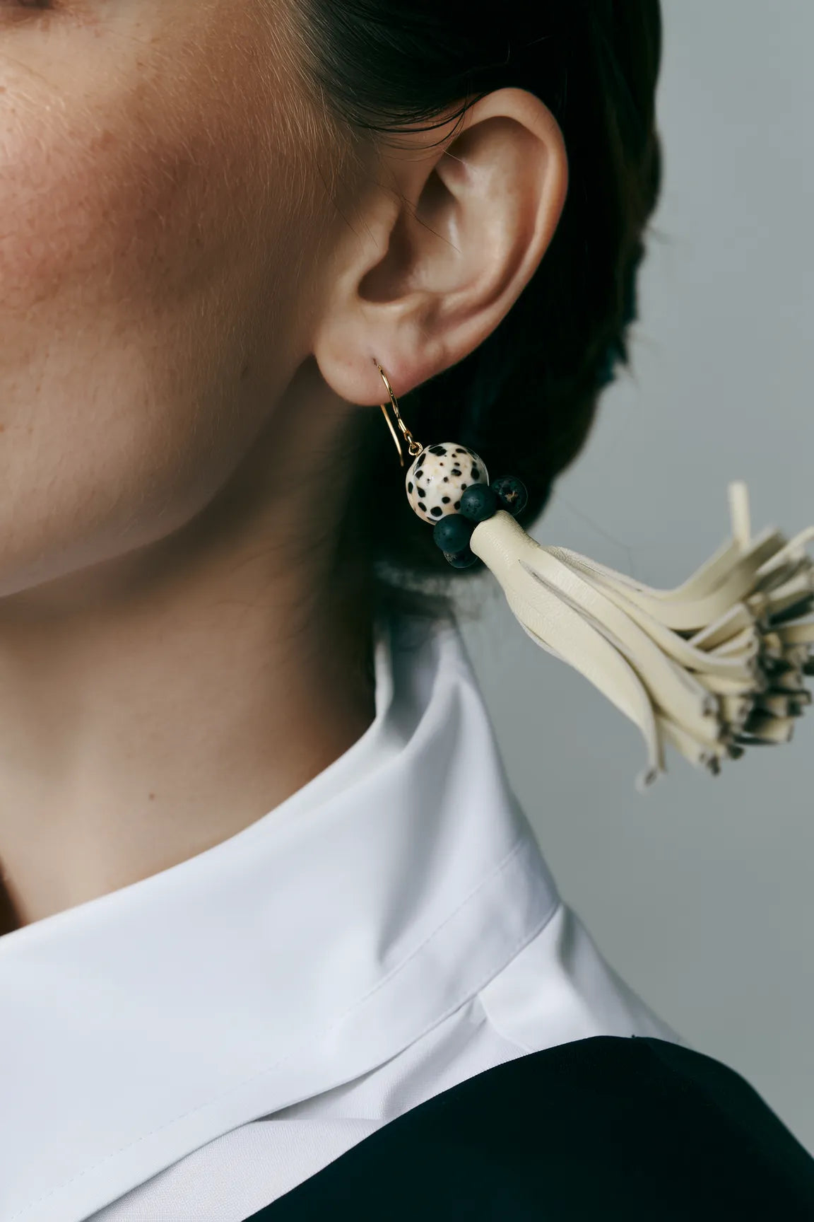 Dalmatiner Jaspis Ohrringe mit Lederquasten creme