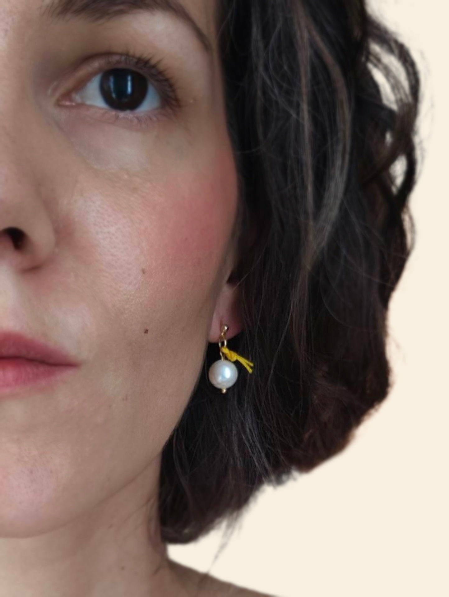 Soléa - Asymmetrische Ohrstecker gold mit Perle & Calzit