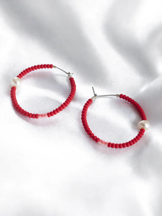 Rote Creolen mit Perlen-Akzent – Modern & Ausdrucksstark
