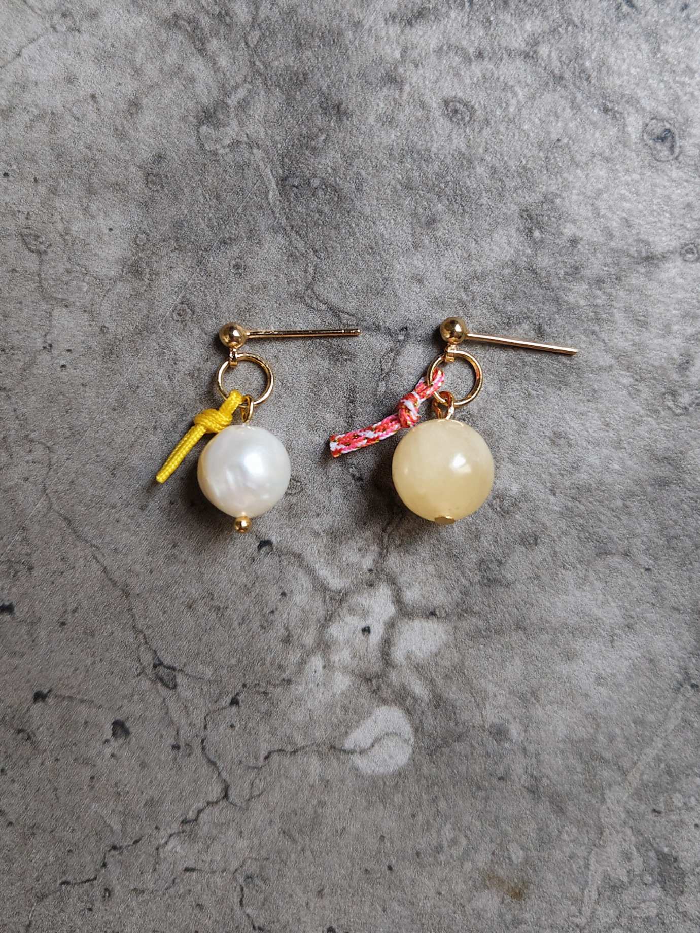 Soléa - Asymmetrische Ohrstecker gold mit Perle & Calzit