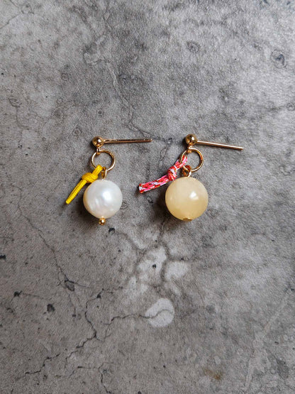 Soléa - Asymmetrische Ohrstecker gold mit Perle & Calzit