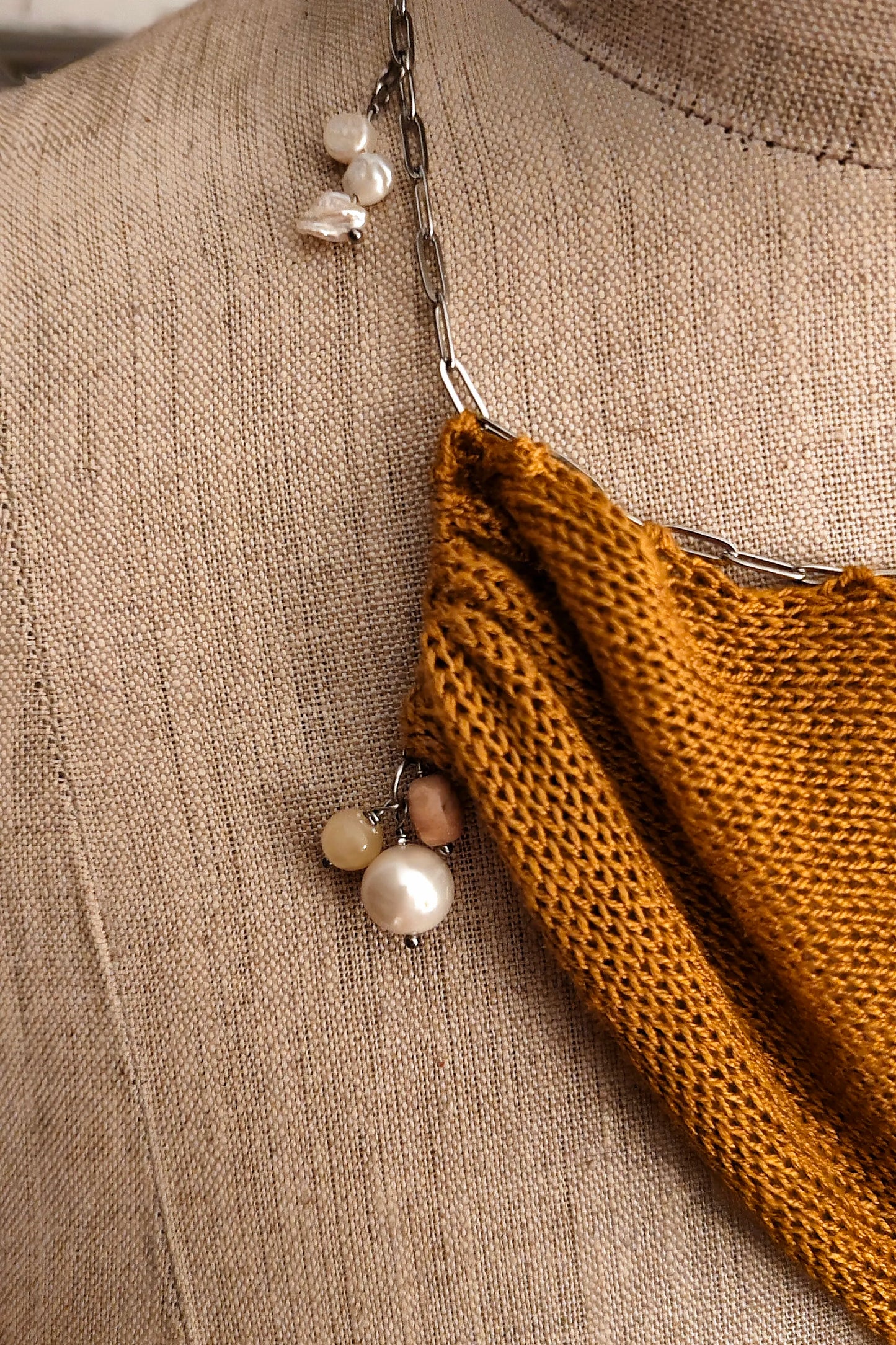 Midas Collier – Strick-Kette mit Barockperlen & Halbedelsteinen | pre-order