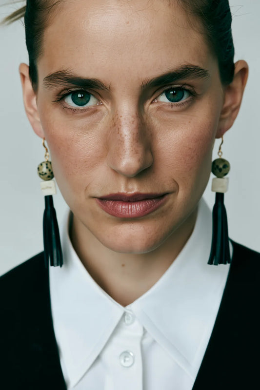 Ohrringe Dalmatinerjaspis & Koralle, schwarze Leder-Quasten, gold