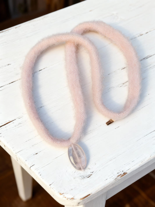 Luxuriöse Mohair-Halskette in Zartrosa | Handgefertigt mit Rosenquarz