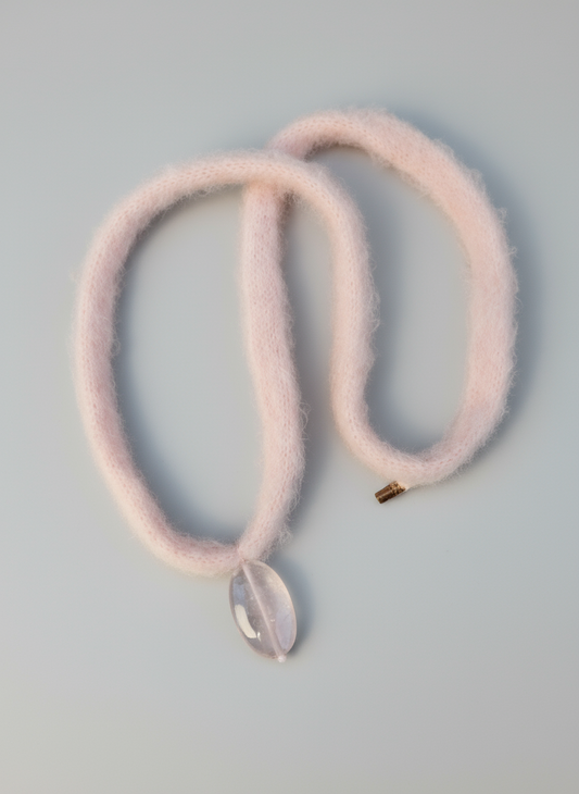 Luxuriöse Mohair-Halskette in Zartrosa | Handgefertigt mit Rosenquarz
