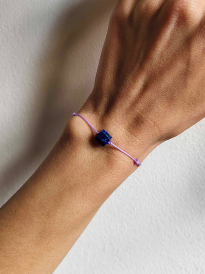 Minimalistisches Armband Lapislazuli am Handgelenk getragen