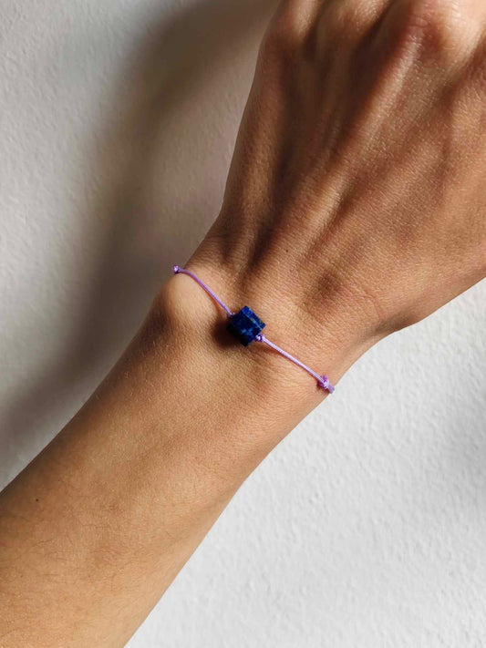 Minimalistisches Armband Lapislazuli am Handgelenk getragen