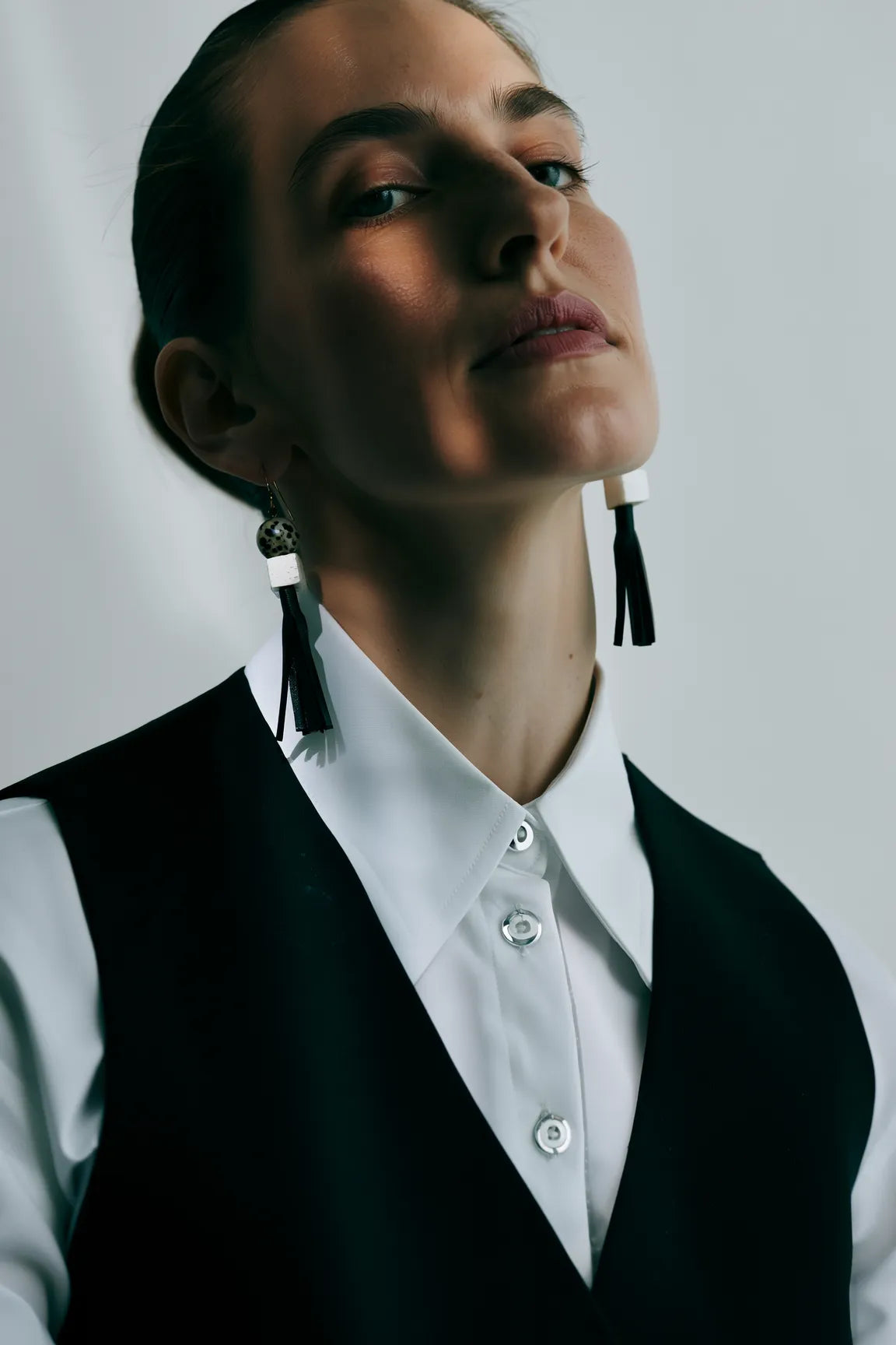 Ohrringe Dalmatinerjaspis & Koralle, schwarze Leder-Quasten, gold