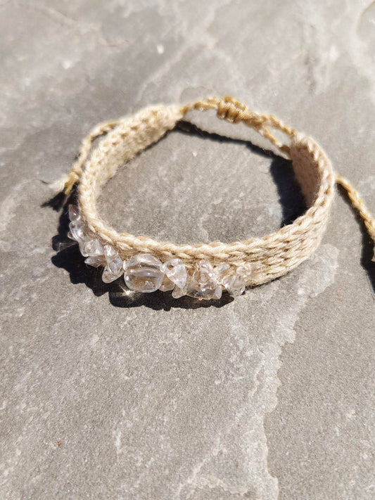 Gestricktes Armband aus Seide & Hanf mit Bergkristall