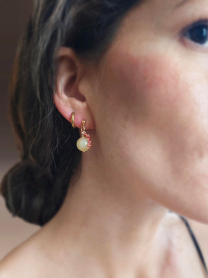 Soléa - Asymmetrische Ohrstecker gold mit Perle & Calzit