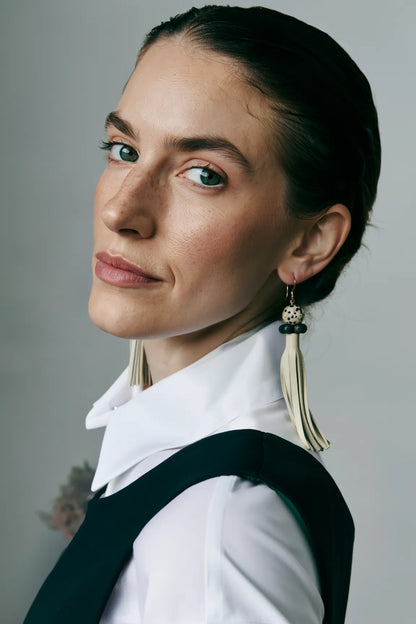 Dalmatiner Jaspis Ohrringe mit Lederquasten creme