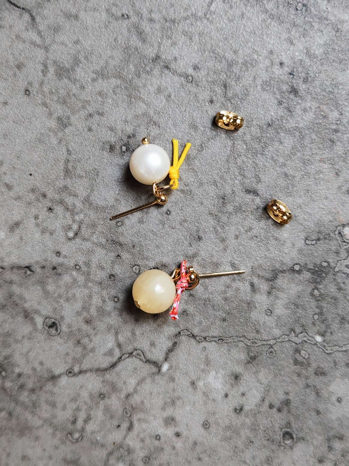 Soléa - Asymmetrische Ohrstecker gold mit Perle & Calzit