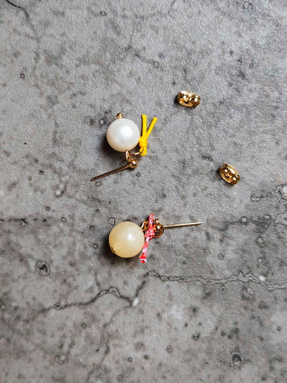Soléa - Asymmetrische Ohrstecker gold mit Perle & Calzit