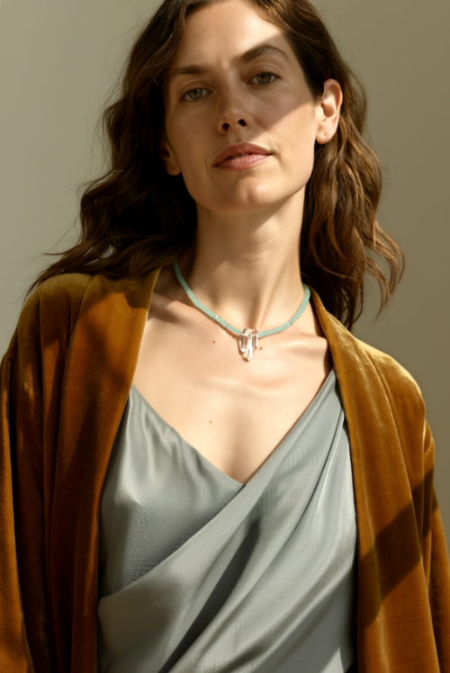 Kurze Halskette mit Kristallspitzen | hellblau orange | pia norden