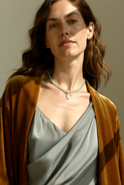 Kurze Halskette mit Kristallspitzen | hellblau orange | pia norden