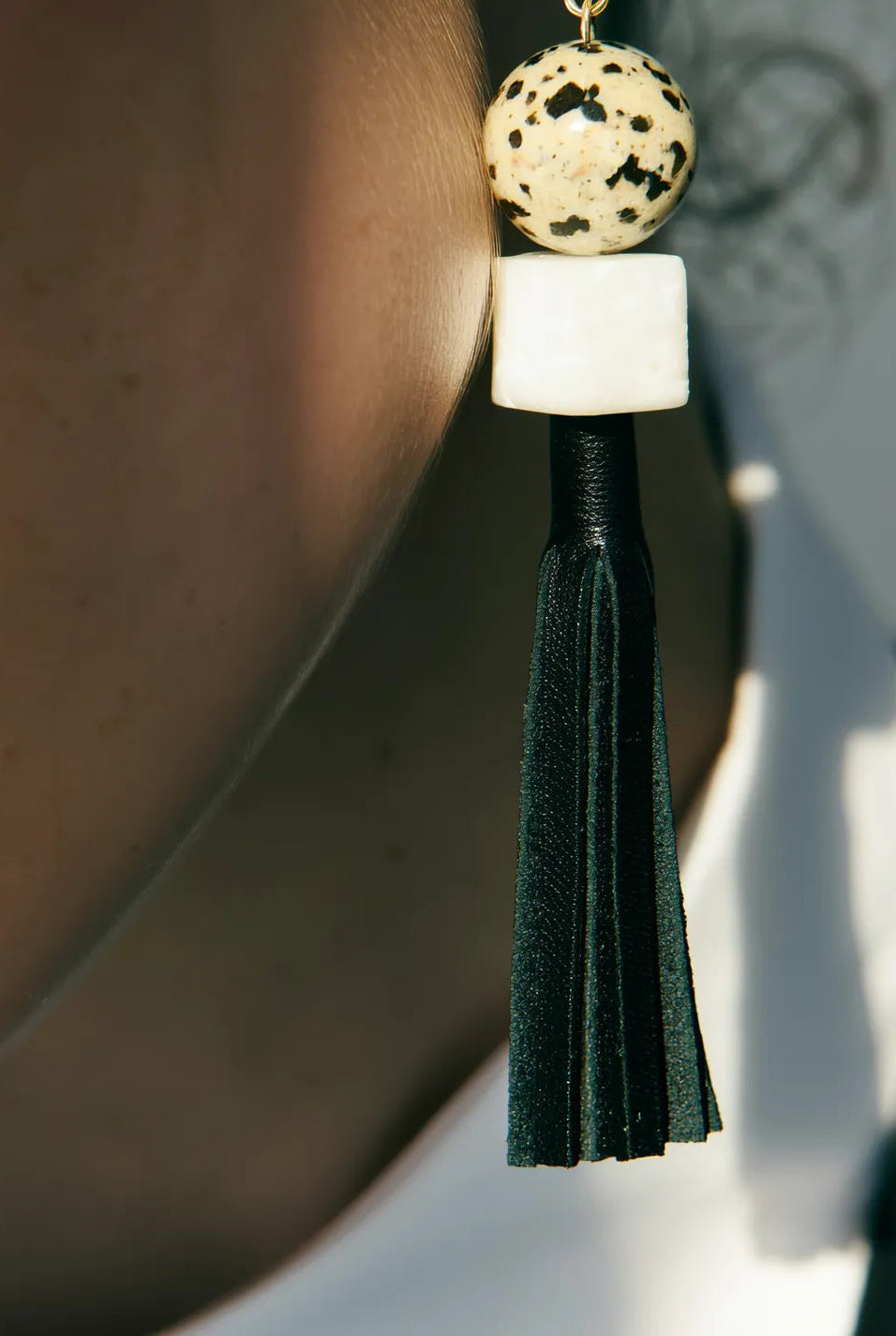 Ohrringe Dalmatinerjaspis & Koralle, schwarze Leder-Quasten, gold