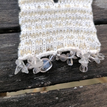 Gestricktes Hemd-Accessorie mit Edelsteinen verziert