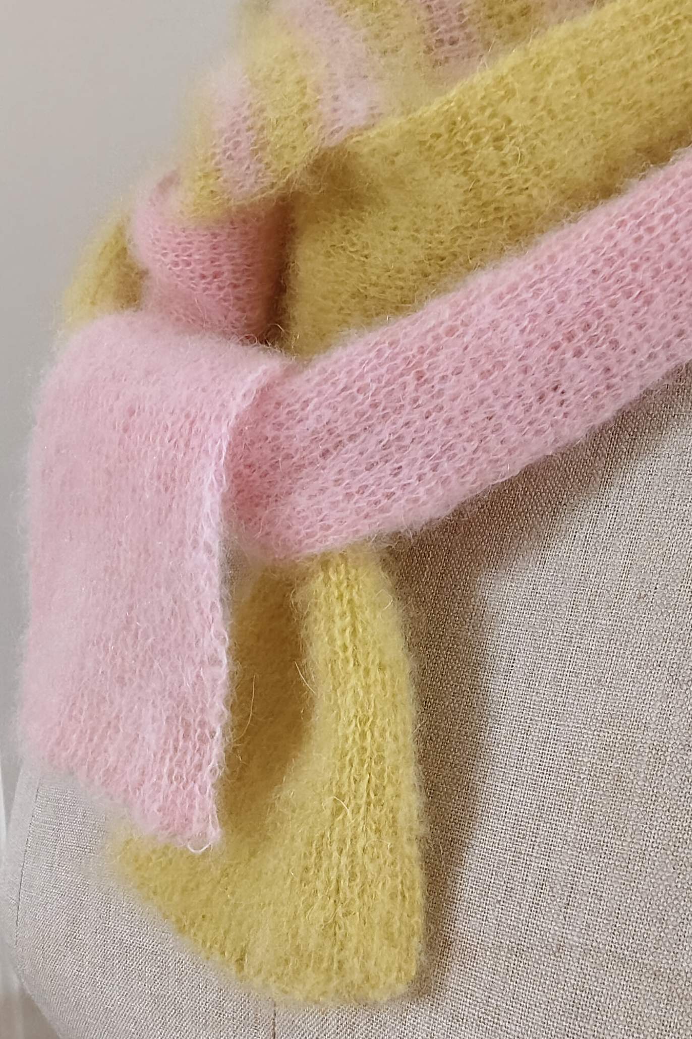 Unikat Fluffy Skinny Schal – Mohair/Wolle in Chartreuse & Rosa – Extra Lang (250cm)