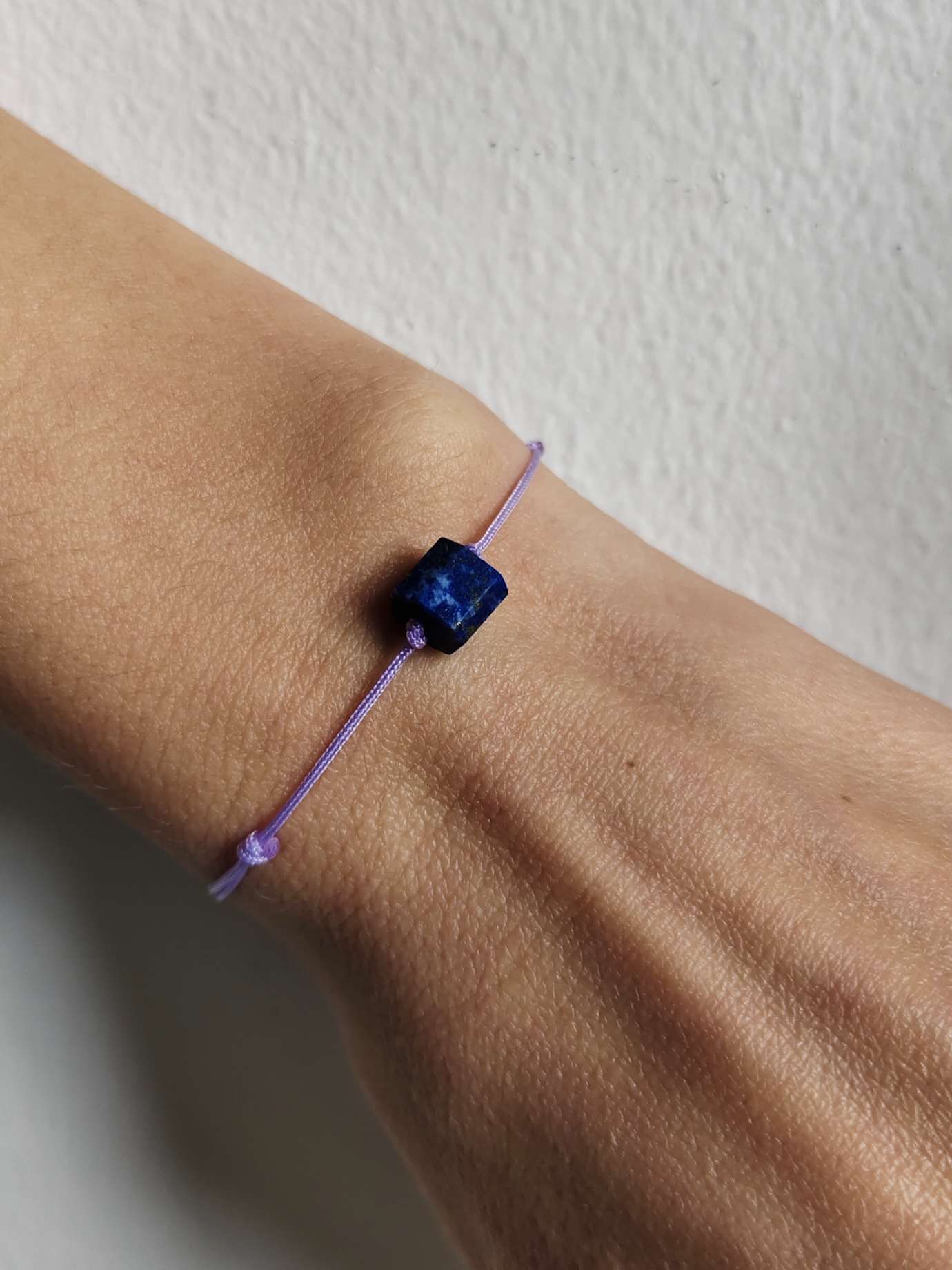 Minimalistisches Armband Lapislazuli am Handgelenk getragen
