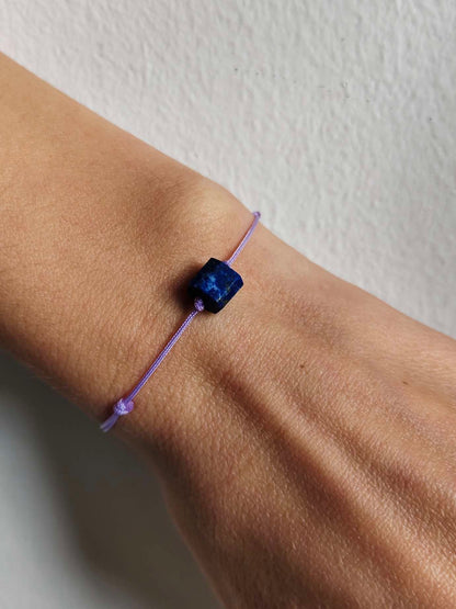Minimalistisches Armband Lapislazuli am Handgelenk getragen