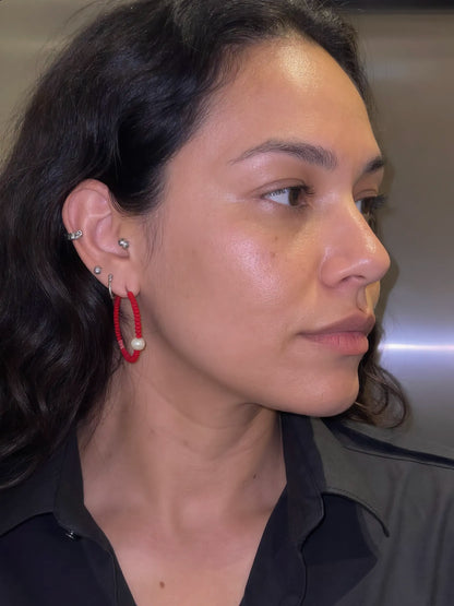 Rote Creolen mit Perlen-Akzent – Modern & Ausdrucksstark