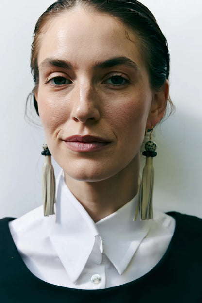 Dalmatiner Jaspis Ohrringe mit Lederquasten creme