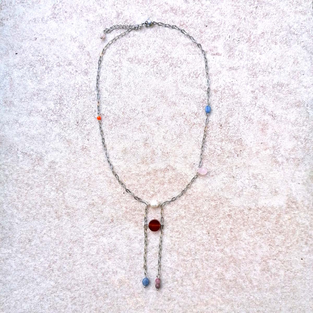 Außergewöhnliche Halskette aus Edelstahl mit verschiedenen Edelsteinen (Dumortierit, Rosenquarz, Perle, Karneol, Rhodonit, Glas) von pia norden
