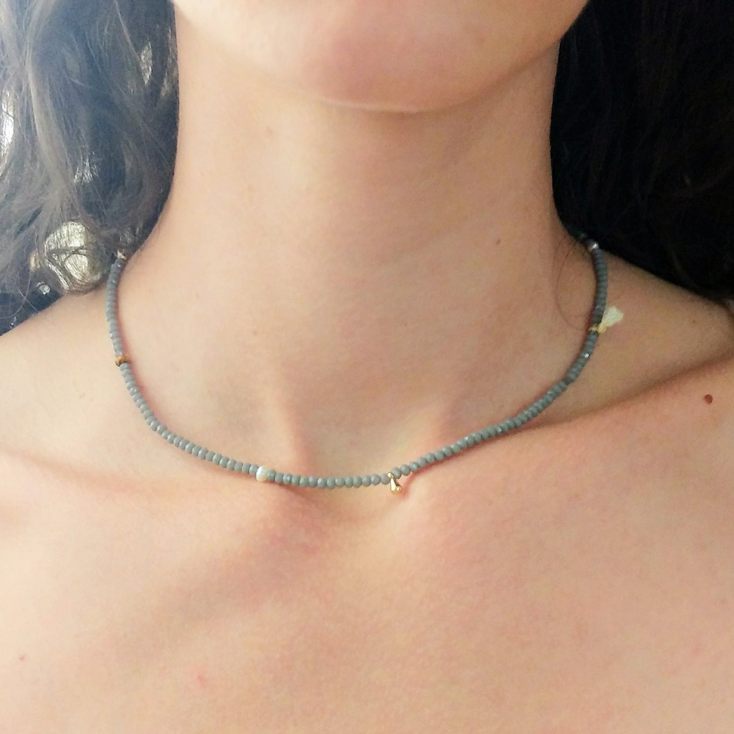 Kurze Halskette | Choker mit kleinen Edelsteinen, Süßwasserperlen und Quasten