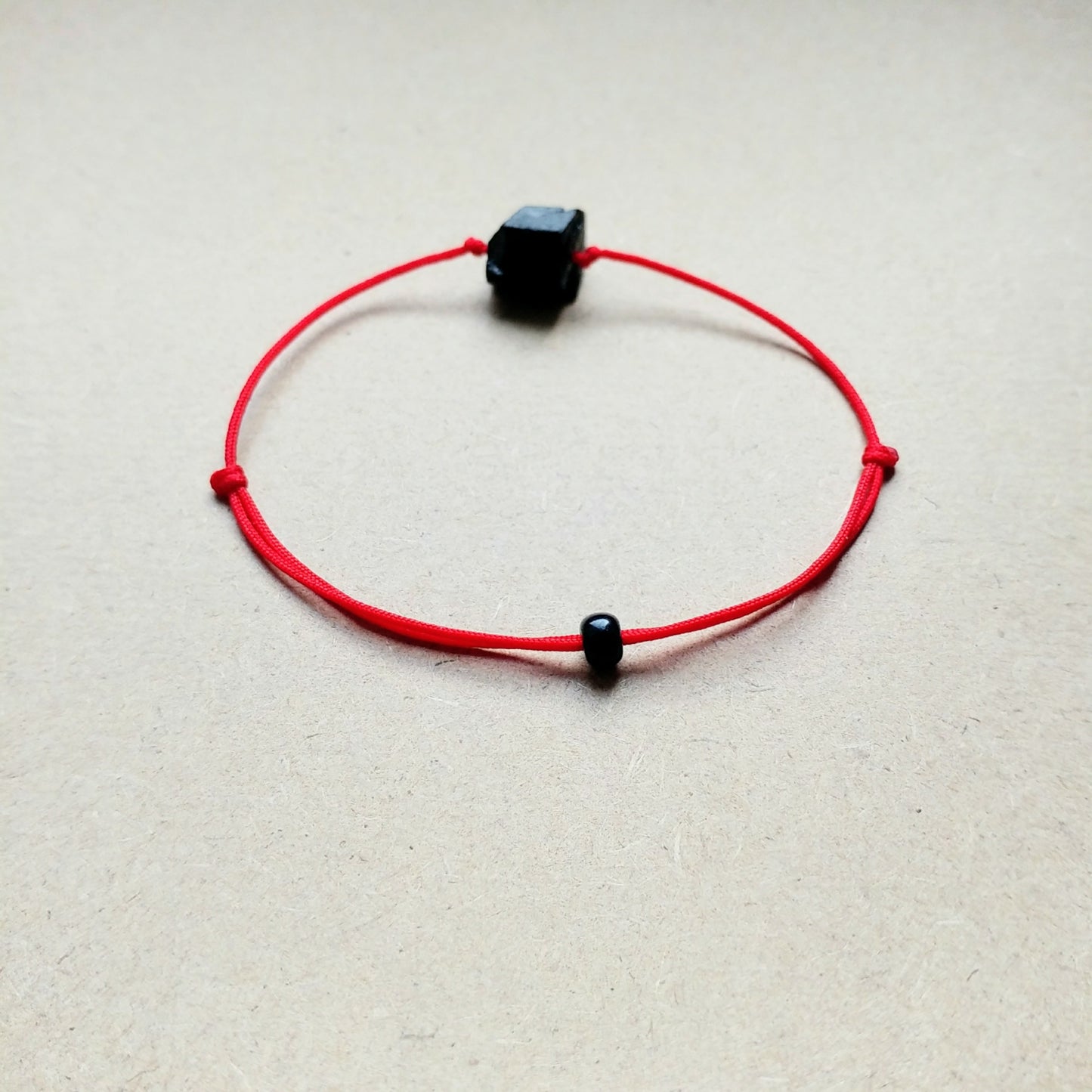 Rotes Armband mit schwarzem Turmalin
