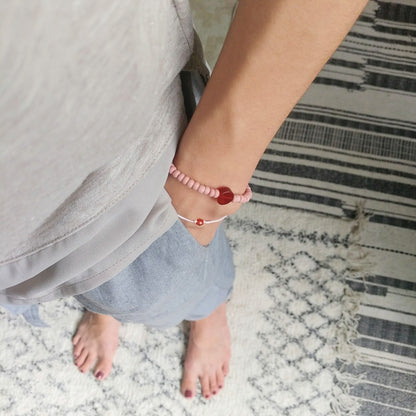 Dünnes Armband mit rotem Karneol und hellrosa Schnur - rosa rot (Jeans und graues Tanktop))