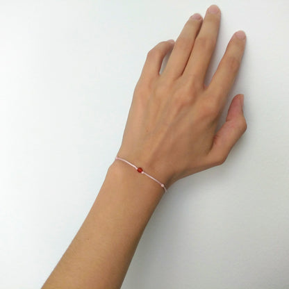 Dünnes Armband mit rotem Karneol und hellrosa Schnur - rosa rot