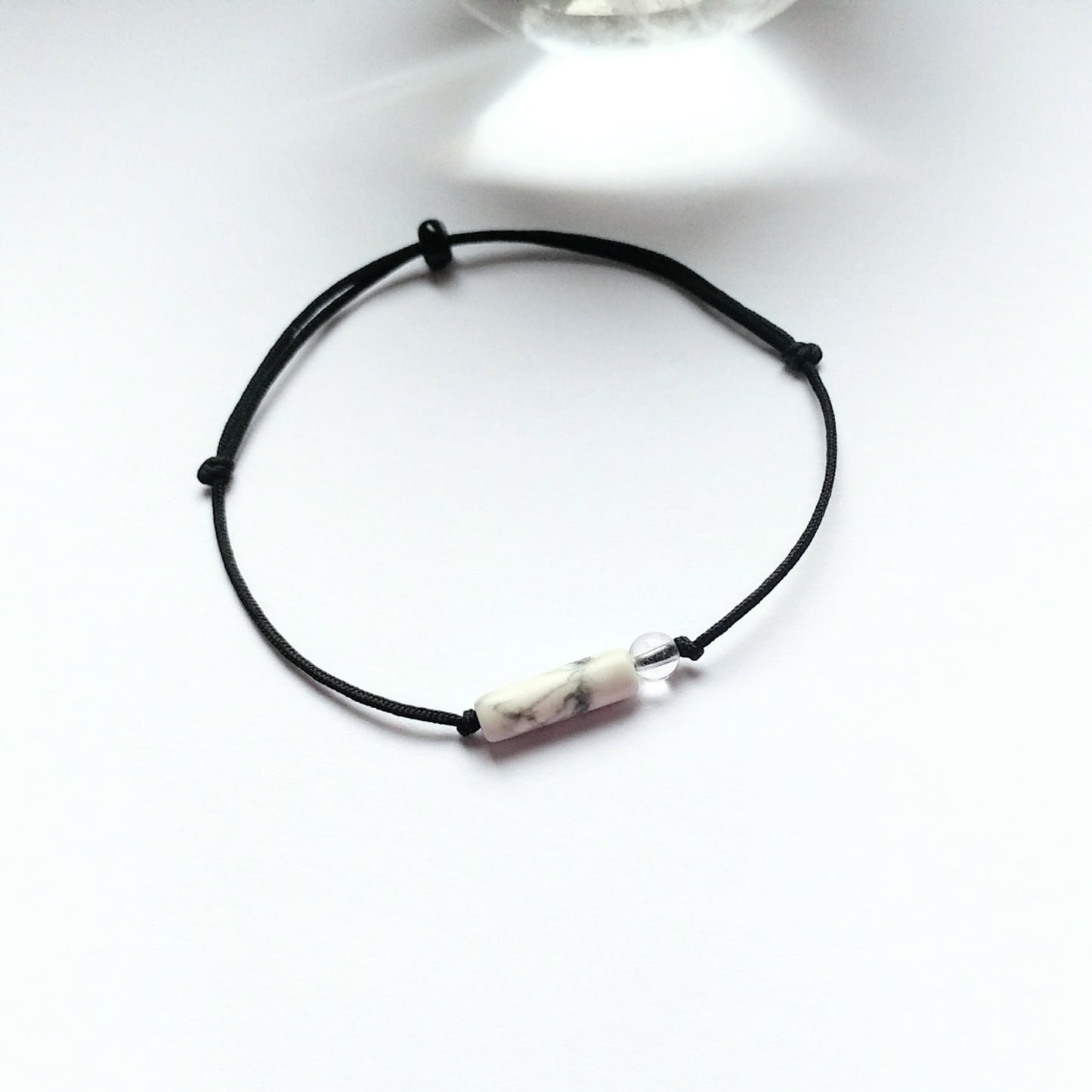 Minimalistisches Howlith & Bergkristall Armband schwarz weiß