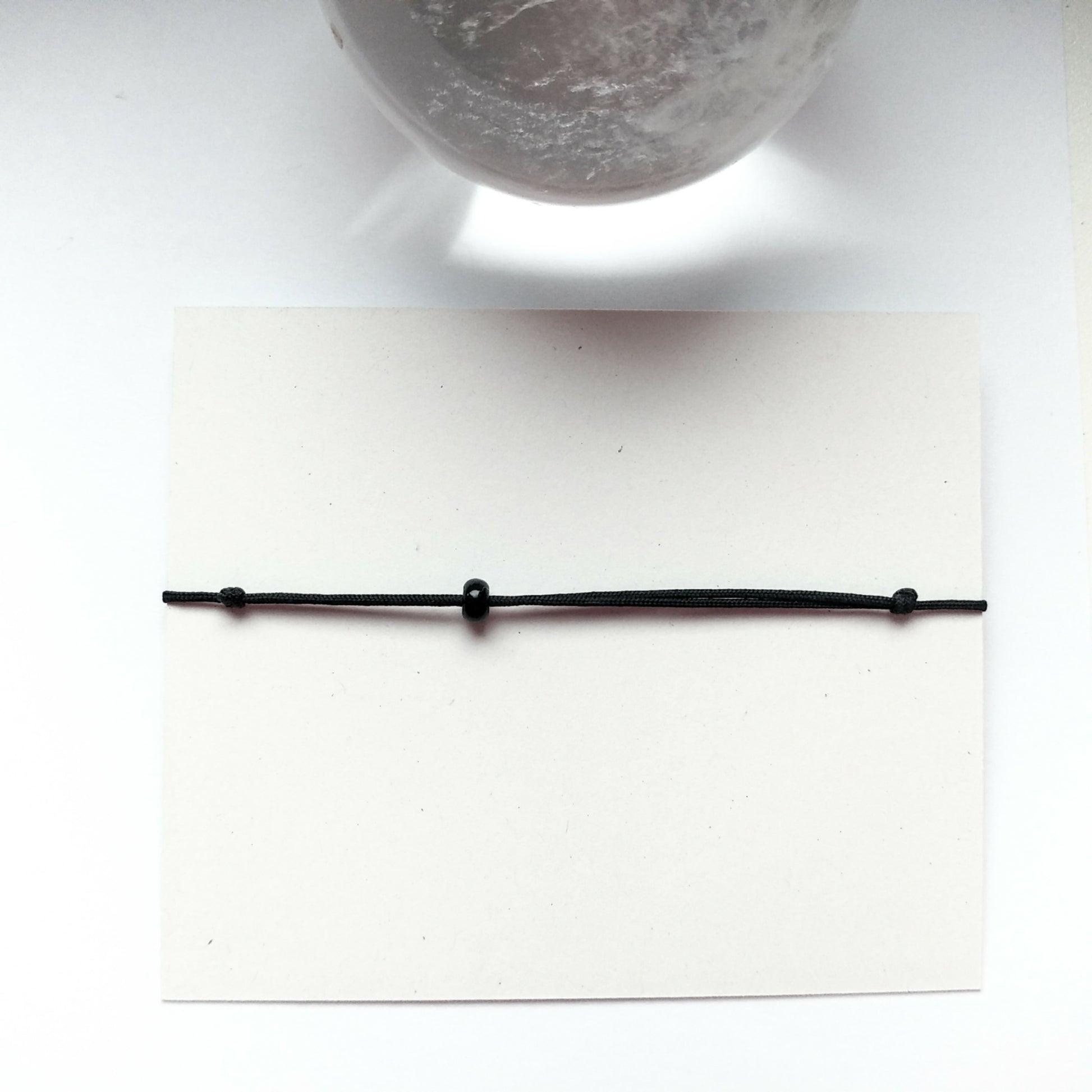 Minimalistisches Howlith & Bergkristall Armband schwarz weiß