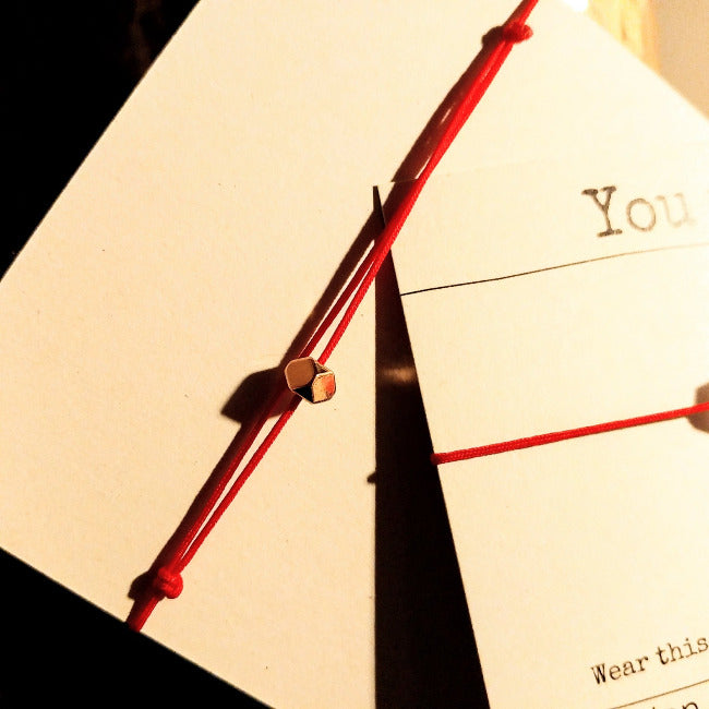 Schmuckkarten mit Rotem Armband mit Rosenquarz und Roségold