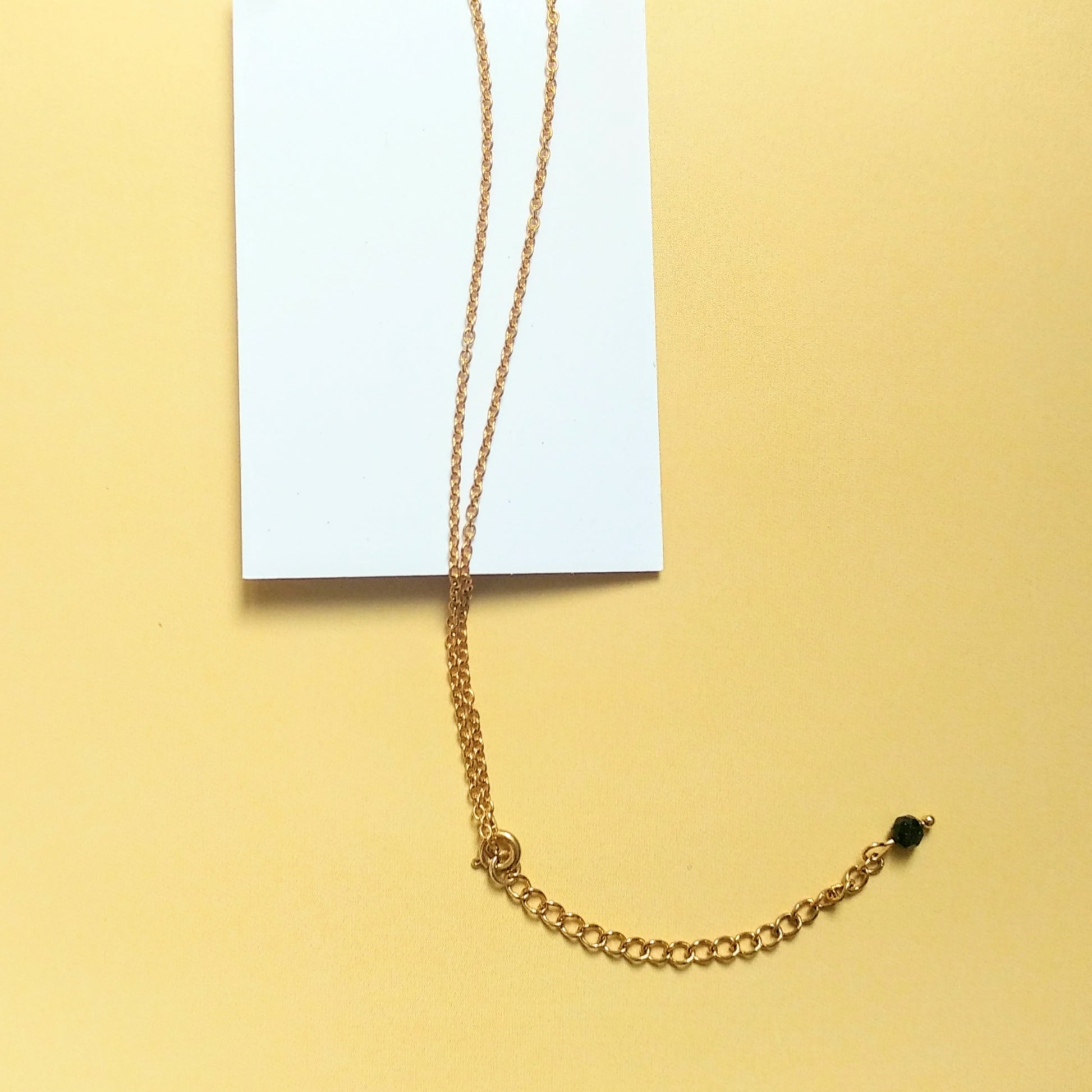 Goldene Halskette aus Edelstahl mit schwarzem Turmalin von pia norden Onlineshop