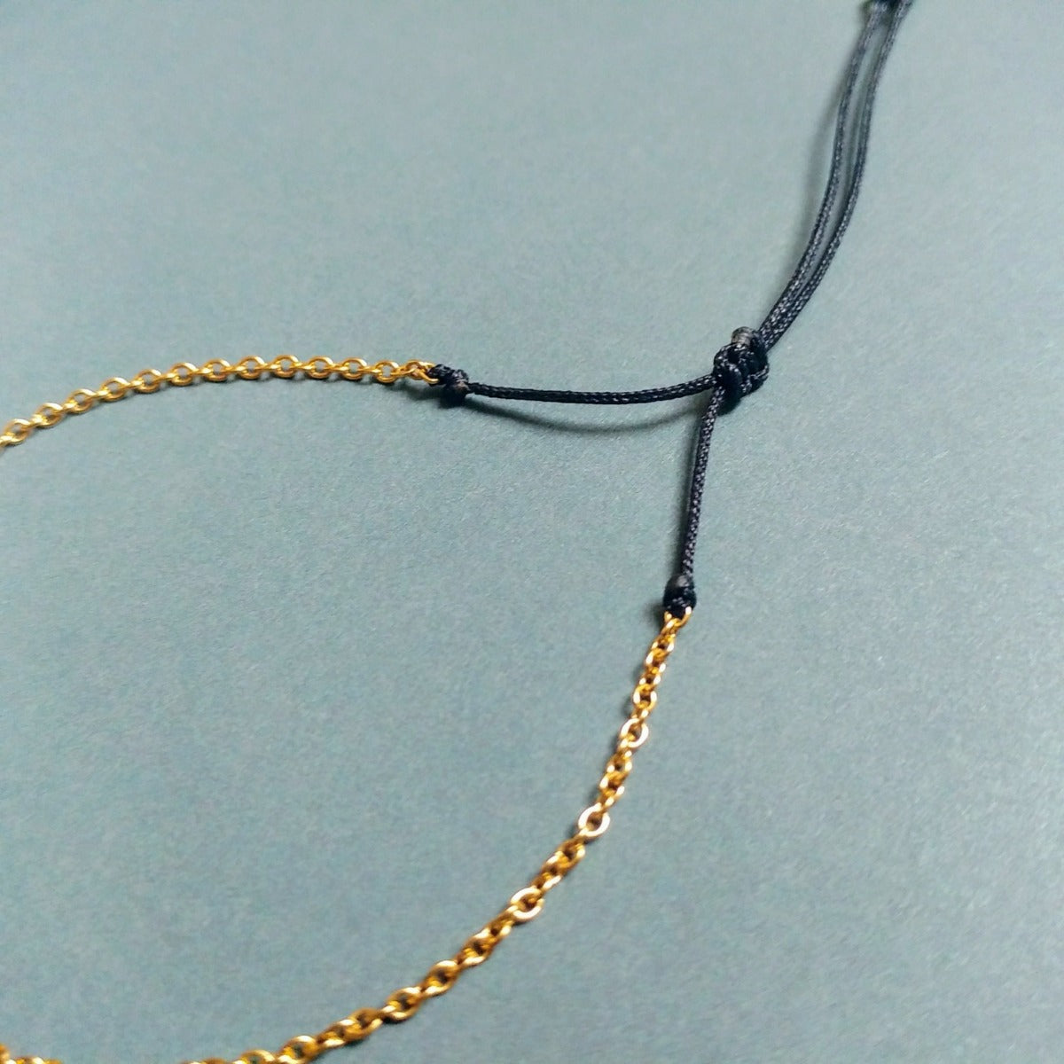 Armband - Schwarzer Turmalin facettiert auf feiner Kette aus Edelstahl in gold | pia norden