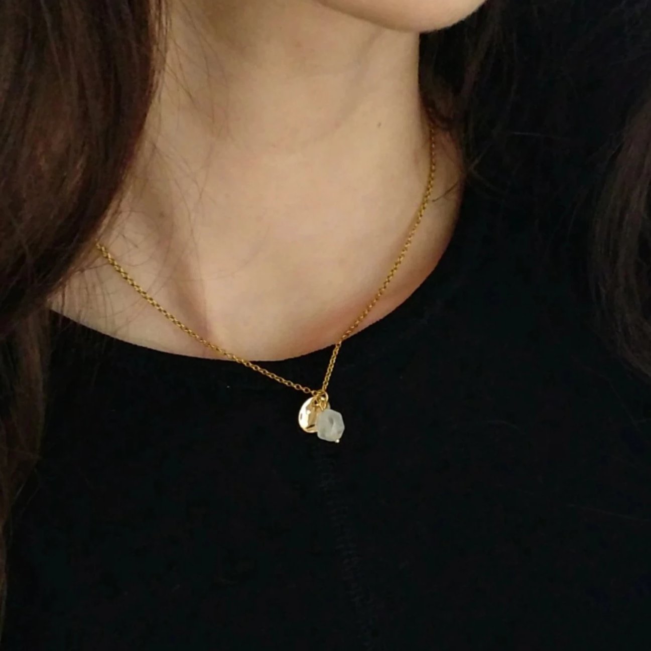 Eine schlichte Halskette aus Rosenquarz in polygon Schliff, einem Goldplättchen in unregelmäßiger Form aus Messing und echt vergoldet und einer Edelstahlkette (gold gefärbt).