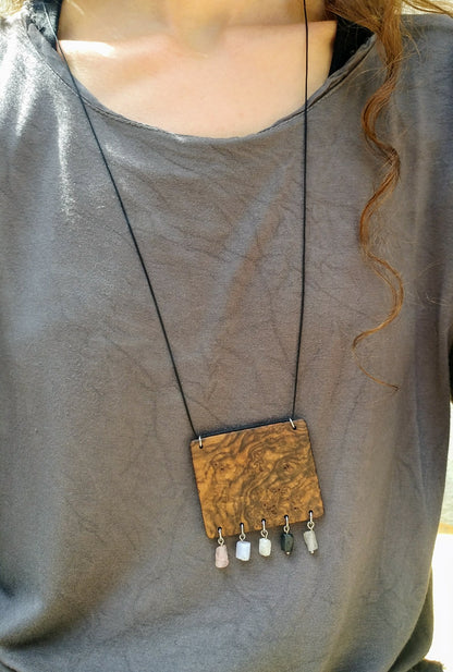 Handgemachte Halskette aus Nussholz mit Rosenquarz, Chalcedon, Labradorit/Mondstein, schwarzer Turmalin