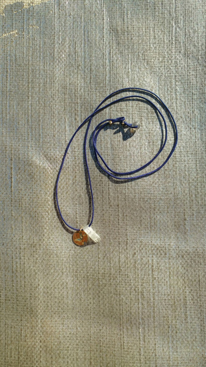 Halsband Hiddenit Kristall in Preußischblau mit Goldscheibe