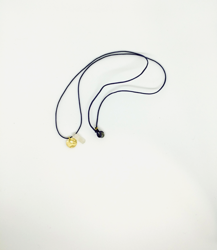 Halsband Hiddenit Kristall in Preußischblau mit Goldscheibe