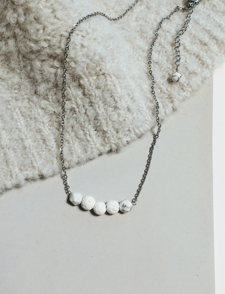 Zarte Halskette aus Edelstahl mit weißen Lavaperlen