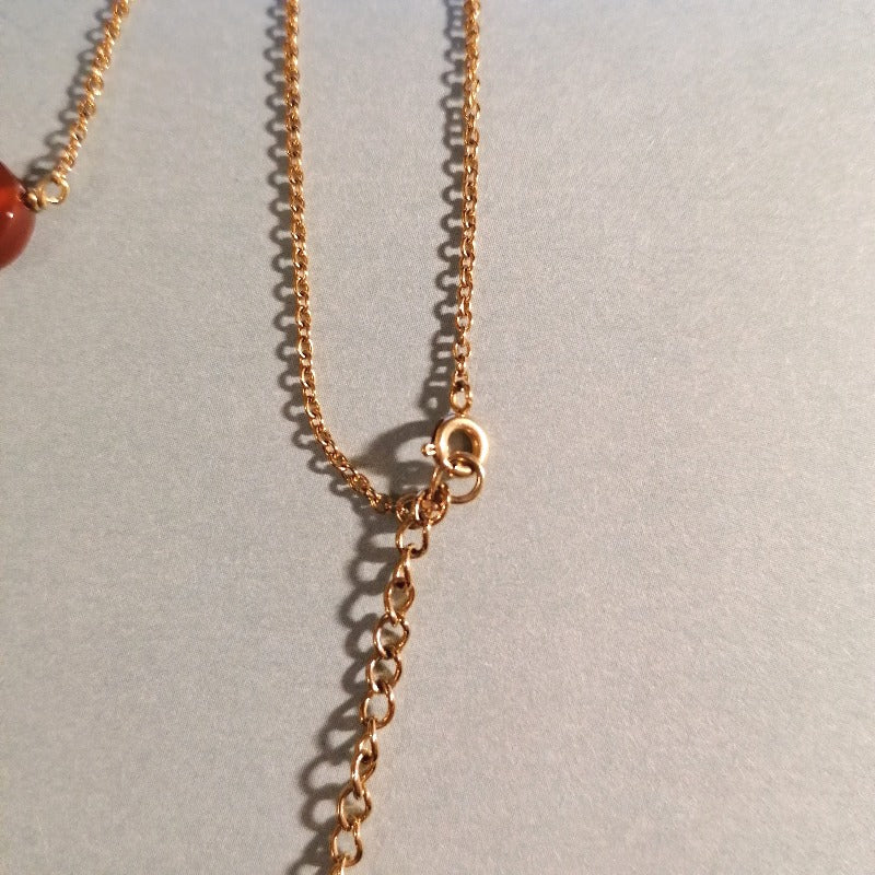 Halskette gold mit rotem Stein by pia norden