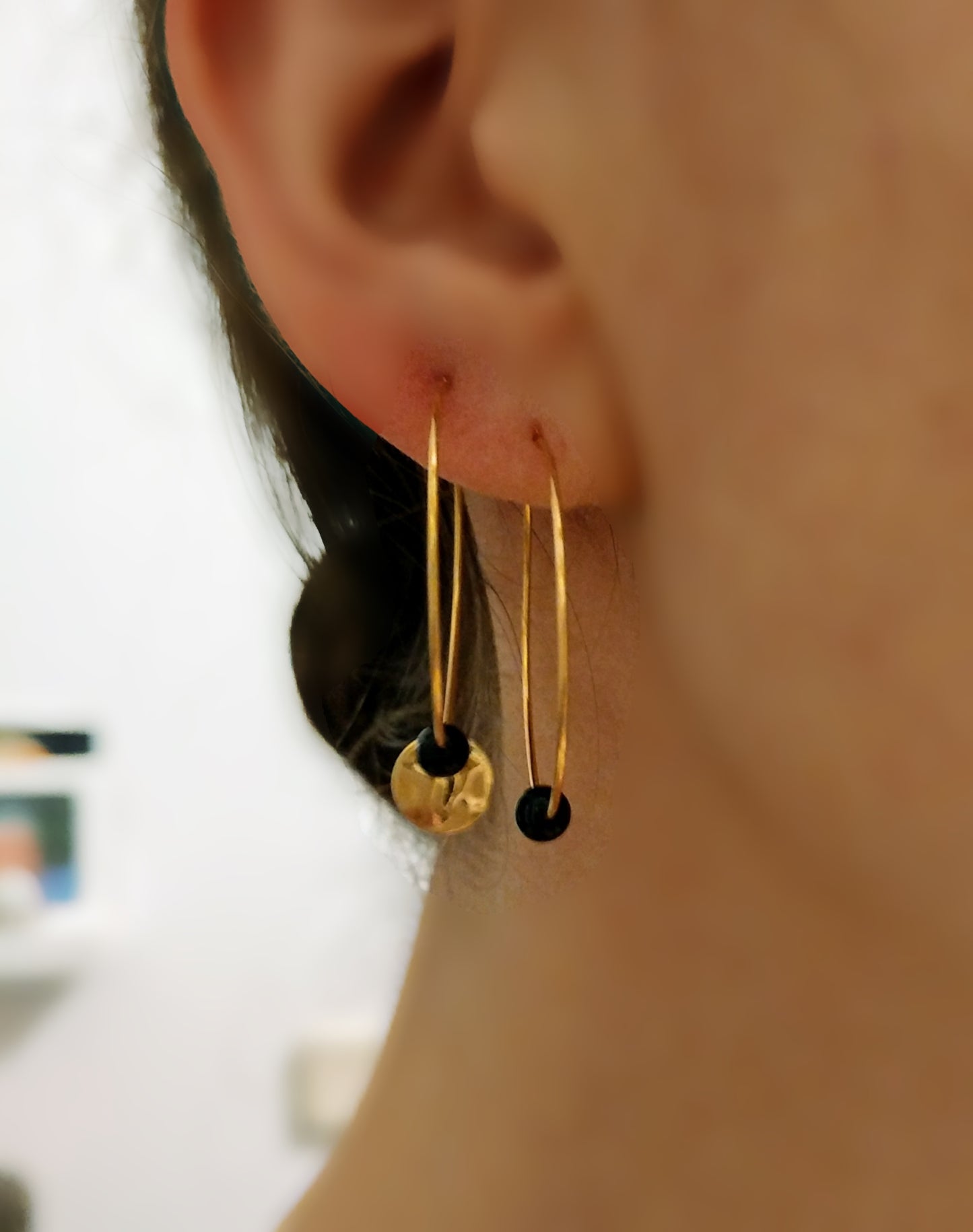 Minimalistische goldene Creolen Ohrringe schwarzer Turmalin